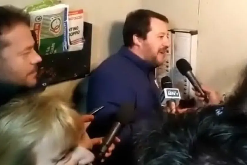 Salvini suona il citofono a Bologna (frame da video)