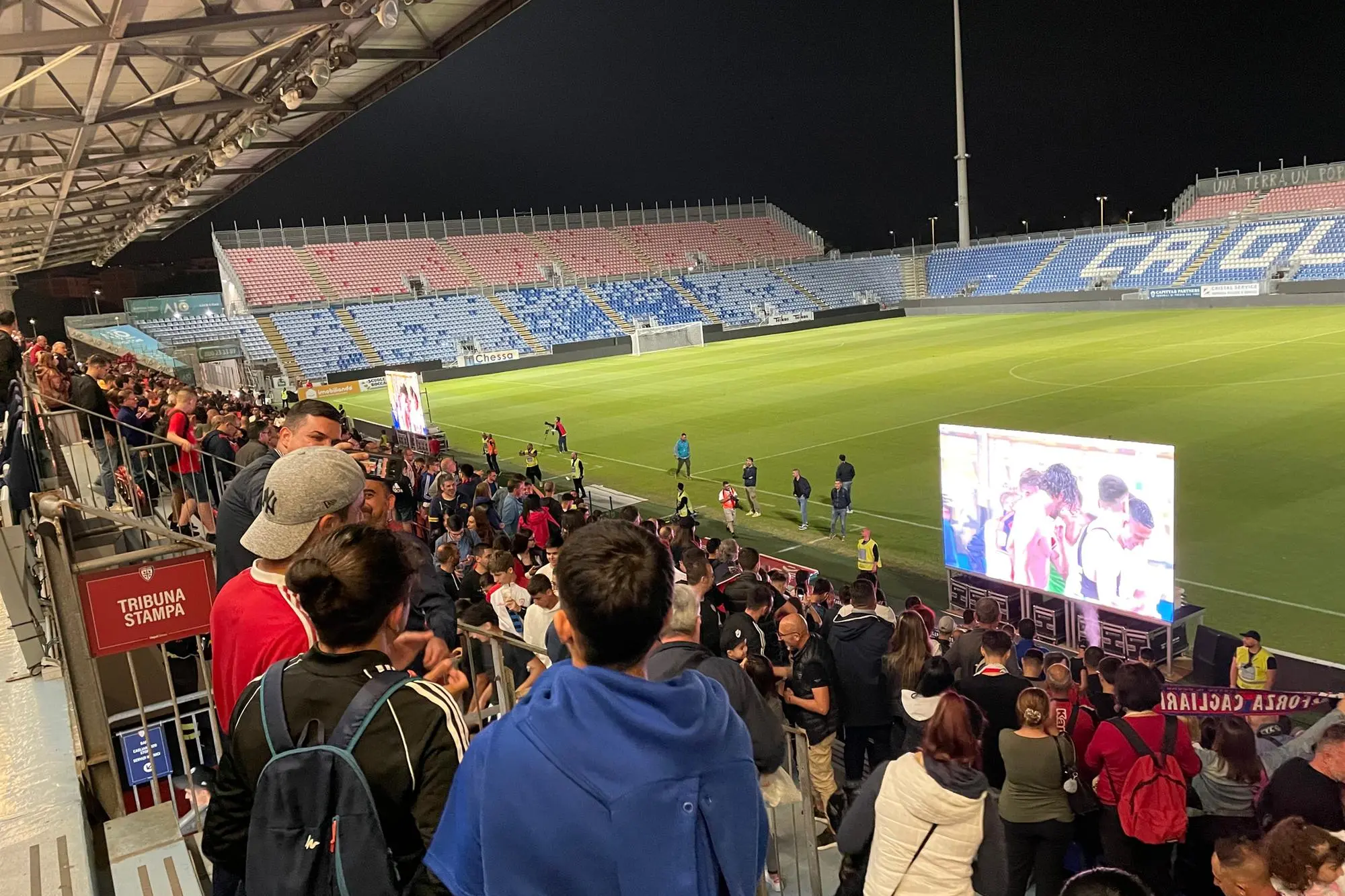 I maxischermi allestiti all’Unipol Domus sabato scorso per Parma-Cagliari (foto Spignesi)