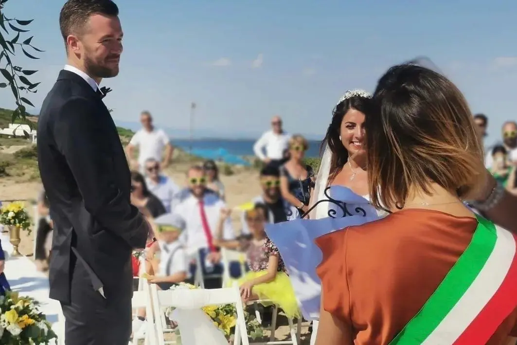 Un matrimonio celebrato lo scorso anno dalla vice sindaca Alessandra Pinna (foto concessa)