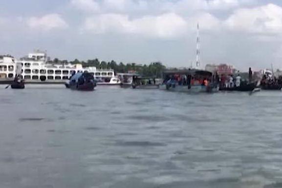 Incidente tra due traghetti sul fiume di Dacca