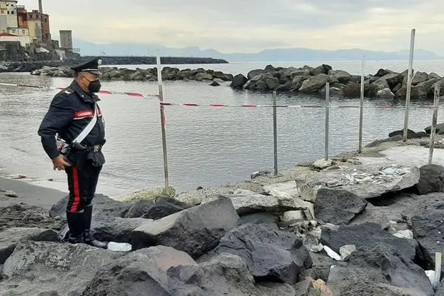 Un carabiniere sul luogo dove è stato rinvenuto il corpo del bambino (Ansa - Fusco)
