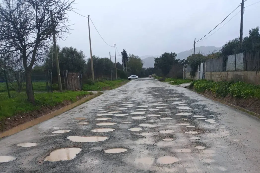 Una delle strade di penetrazione agricola distrutte dalle piogge (foto Murgana)