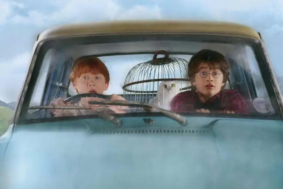 Harry Potter e Ron Weasley a bordo della Ford Anglia volante