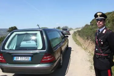 L'arrivo del carro funebre