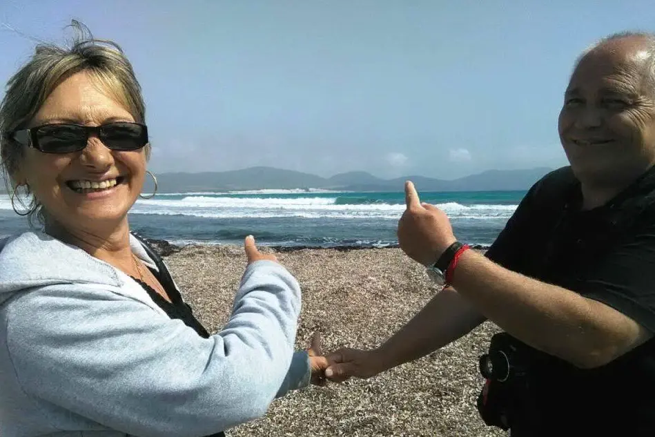 Antonella Pascis e suo marito Jorge Matesa in una spiaggia di Porto Pino