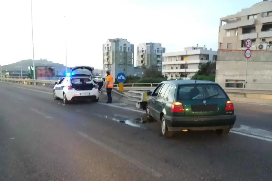 Le auto coinvolte nell'incidente (foto polizia municipale di Cagliari)