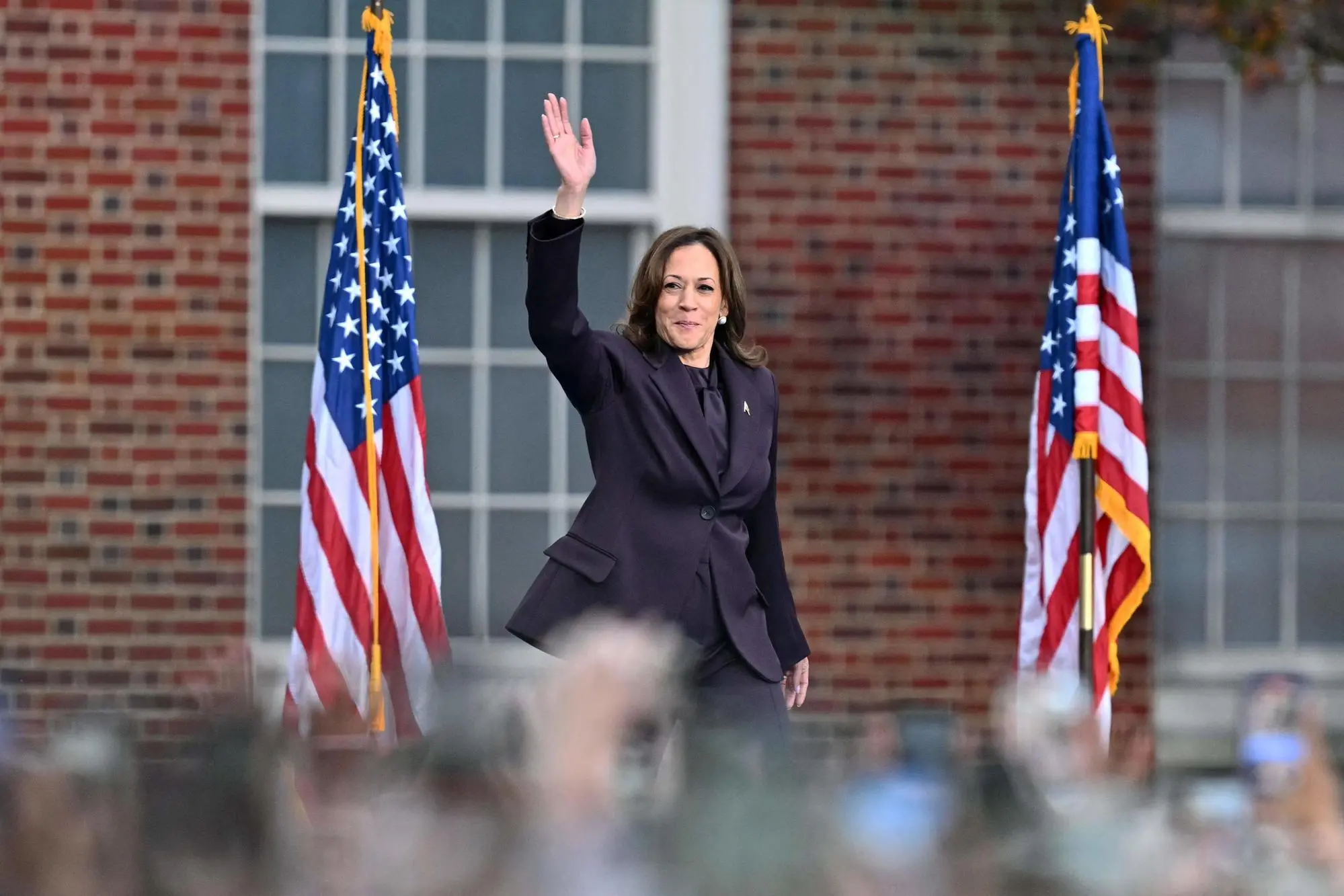 Kamala Harris il 6 novembre 2024 saluta i sostenitori mentre sale sul palco della Howard University, a Washington, per il discorso in cui ammette la sconfitta contro Donald Trump (Weiss/Afp)