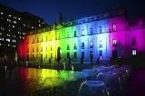 Cile, l'arcobaleno sul palazzo presidenziale nella giornata contro l'omofobia