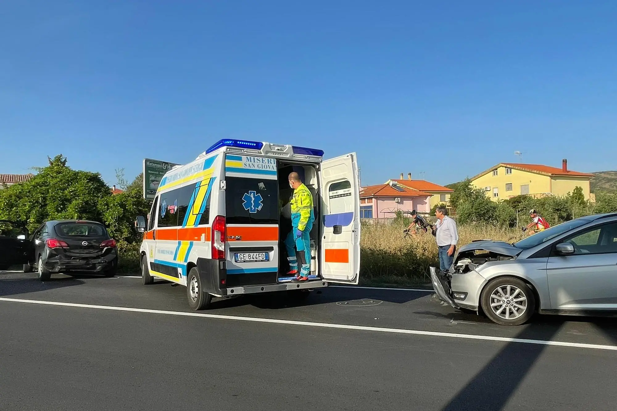 Le auto coinvolte e l'ambulanza delle Misericordie sul posto (foto Fabio Murru)