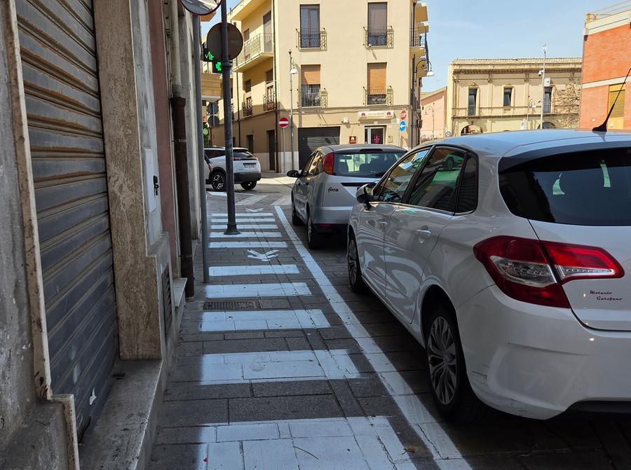 Un passaggio pedonale contro la sosta selvaggia