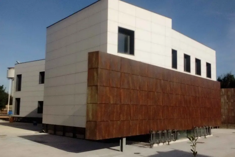 Il nuovo edificio pubblico (foto Elia Sanna)