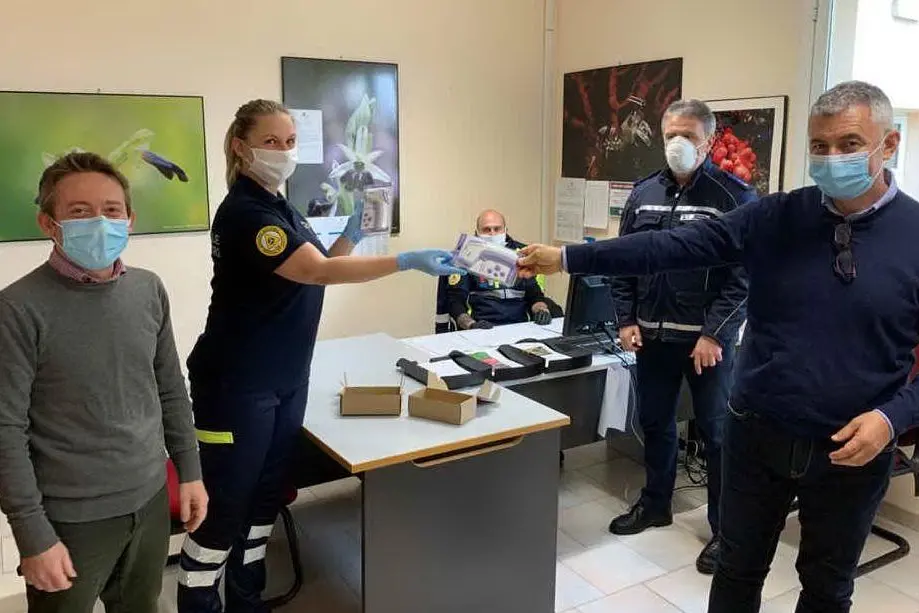 La donazione (foto ufficio stampa del Comune di Alghero)