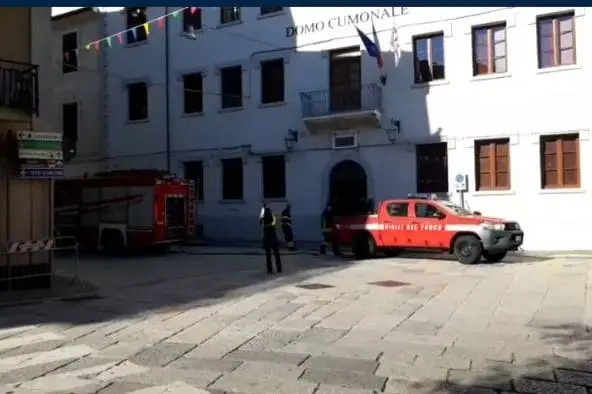 I vigili del fuoco del comando di Nuoro davanti al palazzo comunale di Bitti