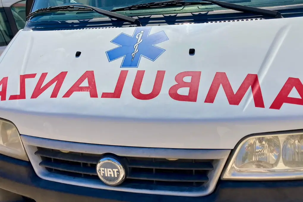 Un'ambulanza (Foto L'Unione Sarda)