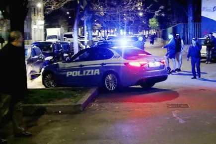 Agenti di polizia intervengono a Milano (foto Ansa)