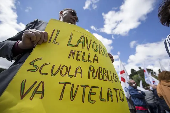 Un momento di una manifestazione dei lavoratori della scuola e dell'università a Roma (Ansa)