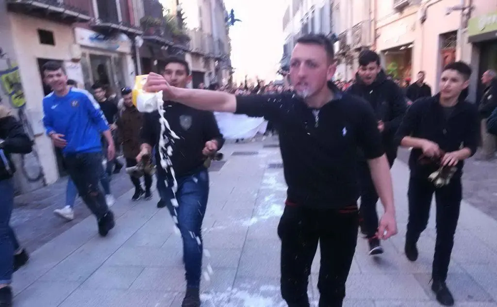 Anche gli studenti gettano il latte in strada (foto L'Unione Sarda - Mauro Madeddu)