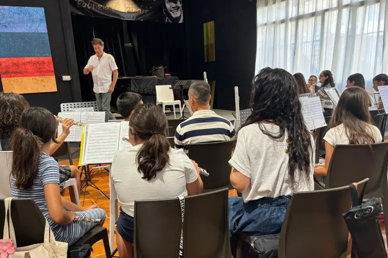 Il maestro Amenduni con gli allievi della Masterclass - Porto Torres (foto Pala)