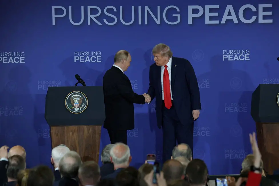 La stretta di mano Trump-Putin al termine della conferenza stampa