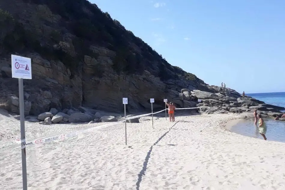 L'area chiusa per il pericolo frana a Solanas (foto Serreli)