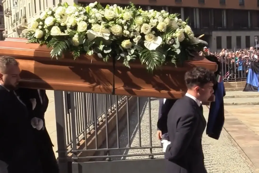 Funerali Mazzola, l'arrivo e l'entrata del feretro a Sant'Ambrogio