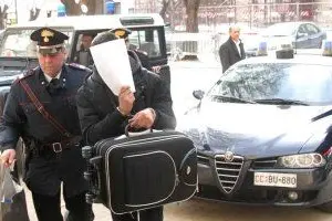 Uno dei giovani arrestati arriva in caserma