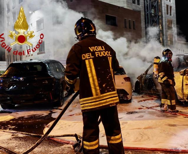 Olbia, incendio nel posteggio di un albergo: tre auto distrutte