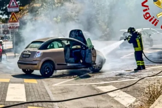 L'auto in fiamme a Monserrato (foto vigili del fuoco)