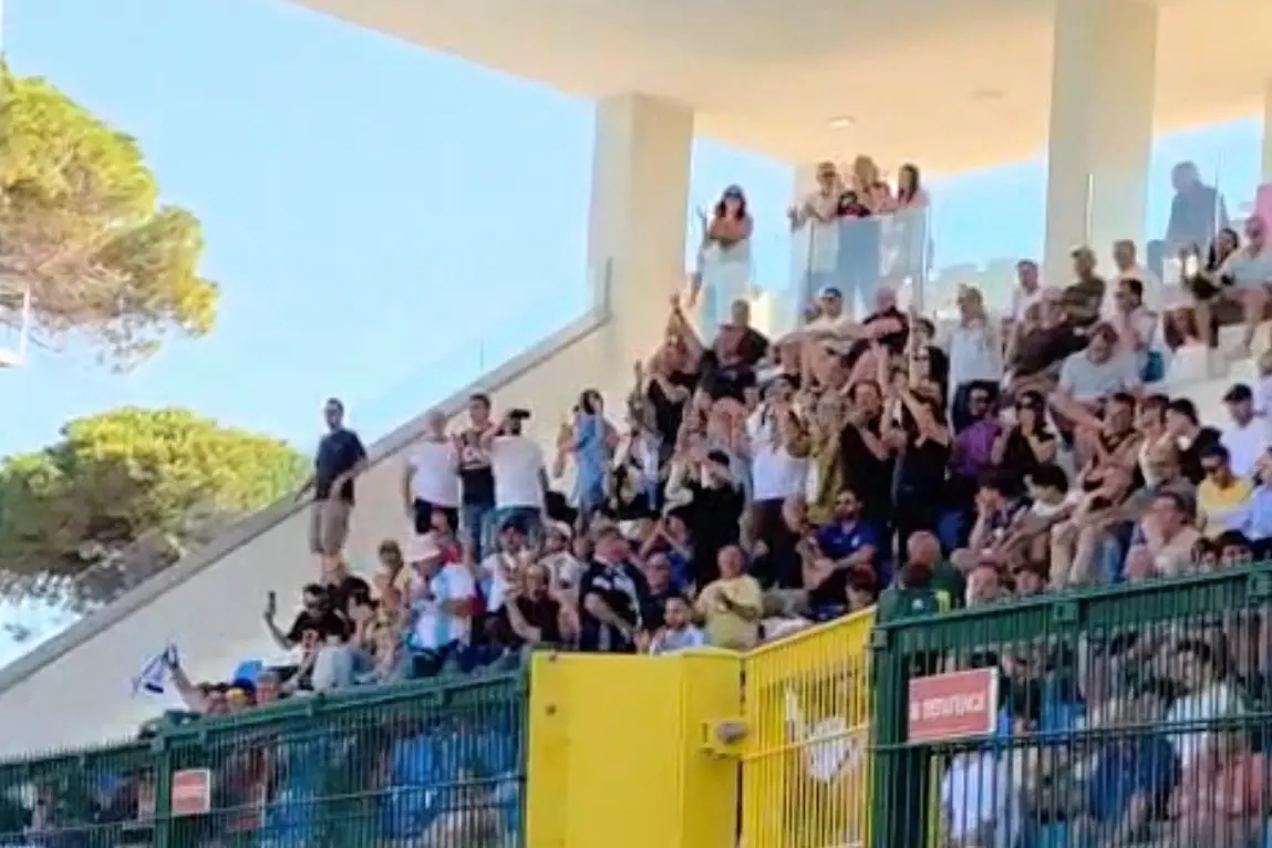 I supporter dell'Ilvamaddalena presenti a Viareggio (foto concessa)