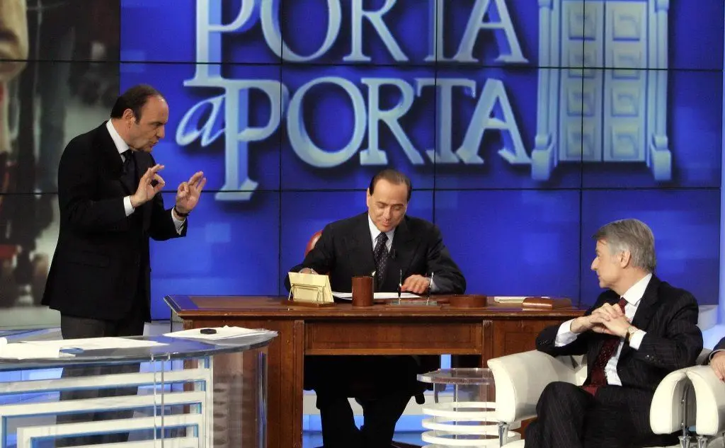 Firma il contratto con gli italiani (2001) negli studi di Porta a Porta