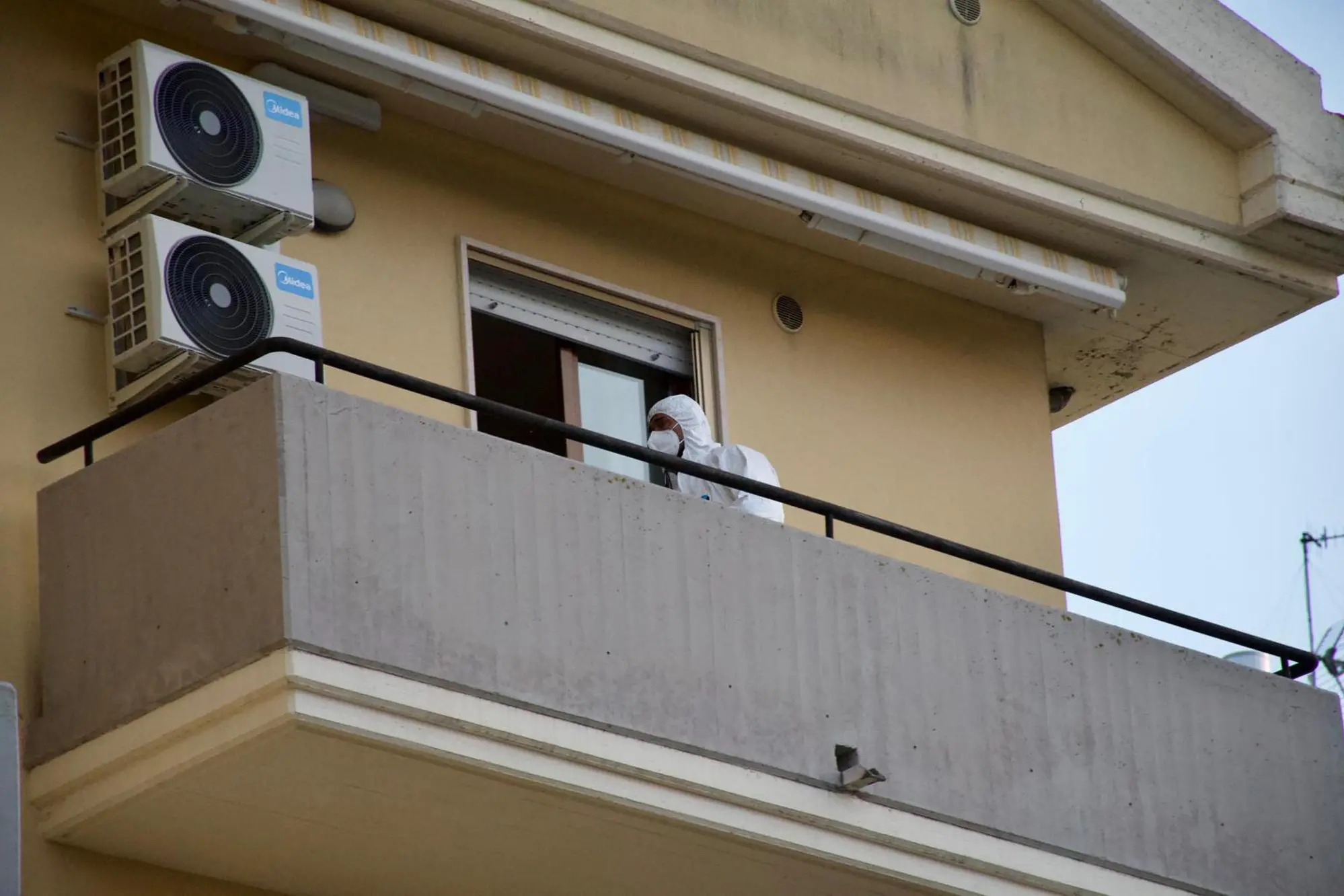 L'esterno del condominio in cui &egrave; stato trovato morto Andrea Sciorilli (ANSA / ANTONELLA SALVATORE FTJ)