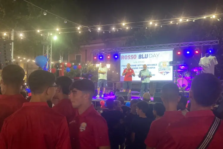 Il Porto Torres Calcio in piazza Garibaldi (foto Pala)
