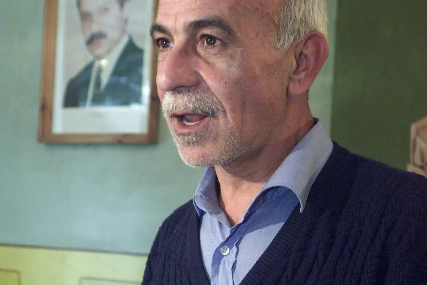 Antonangelo Piu il 5 luglio 2002 parla nel campo di Novosad dopo la scarcerazione, alle sue spalle il ritratto del presidente Lukashenko (AP)