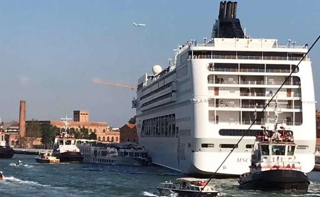 Venezia, scontro tra una nave da crociera e un battello