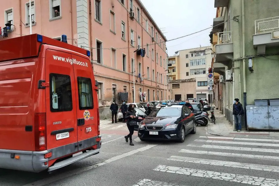 Vigili del fuoco e carabinieri sul posto (L'Unione Sarda - Vercelli)