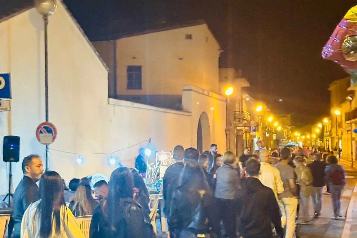 Una delle serate della movida sangavinese in via Roma (foto Pittau)