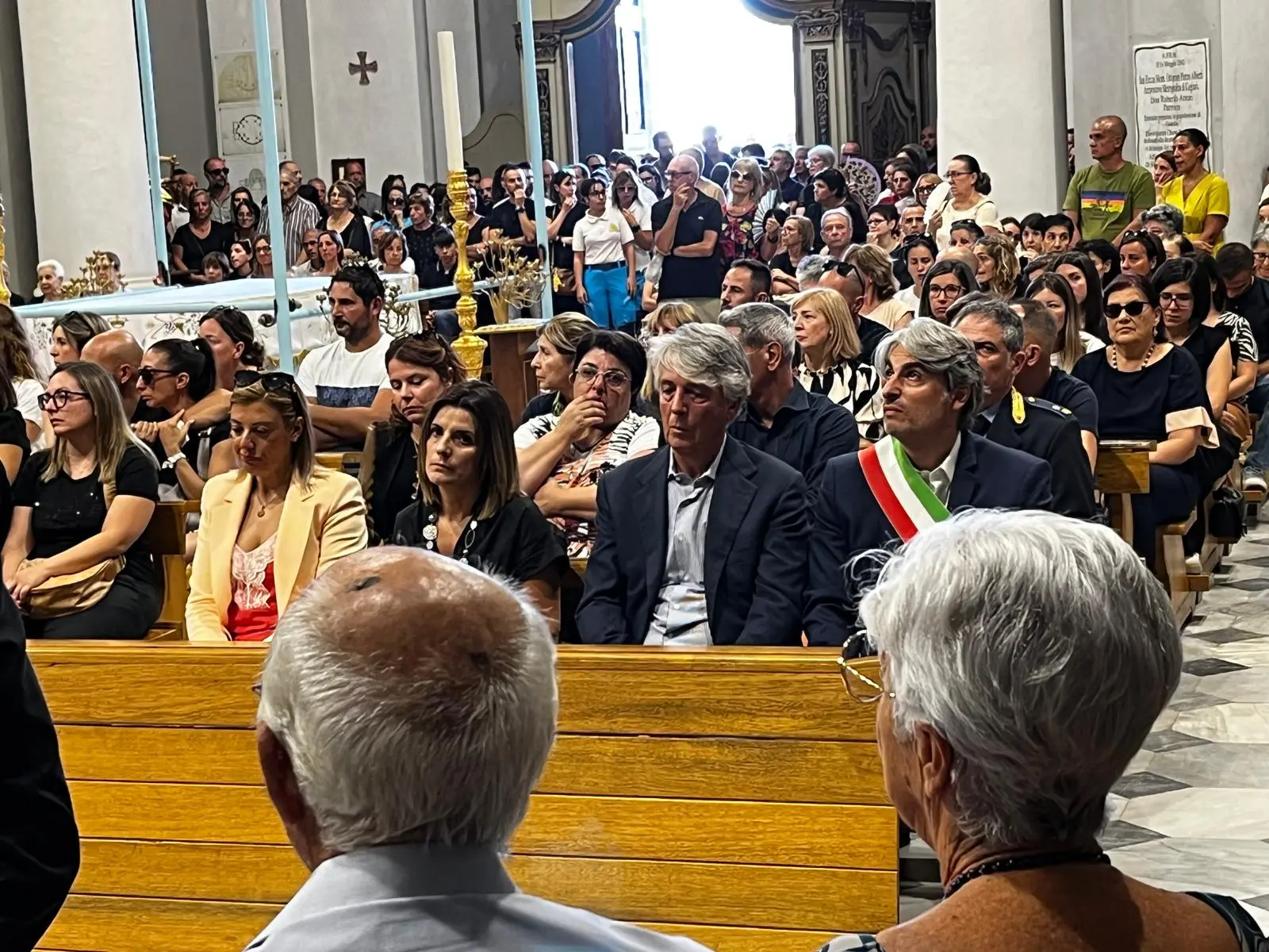 I sindaci di Guasila, Paola Casula, e Monserrato, Tomaso Locci, ai funerali di Roberta Pitzalis