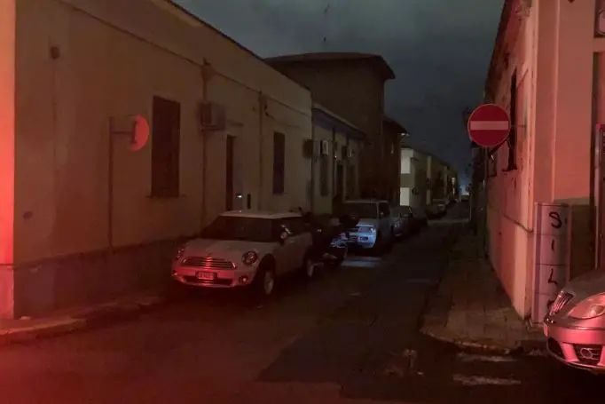 Una strada poco illuminata a Porto Torres (foto Pala)