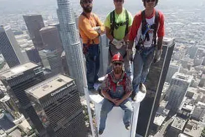 Gli operai in posa a 335 metri alla Wilshire Grand Tower di Los Angeles