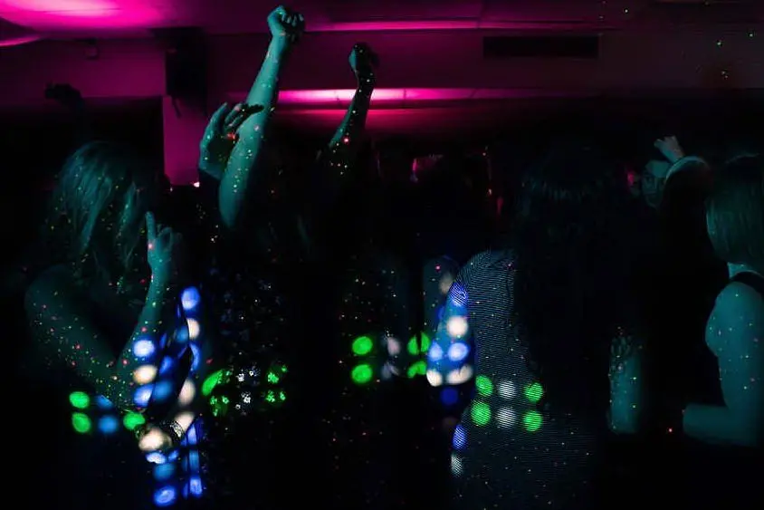 Ragazzi in discoteca (foto Pixabay)