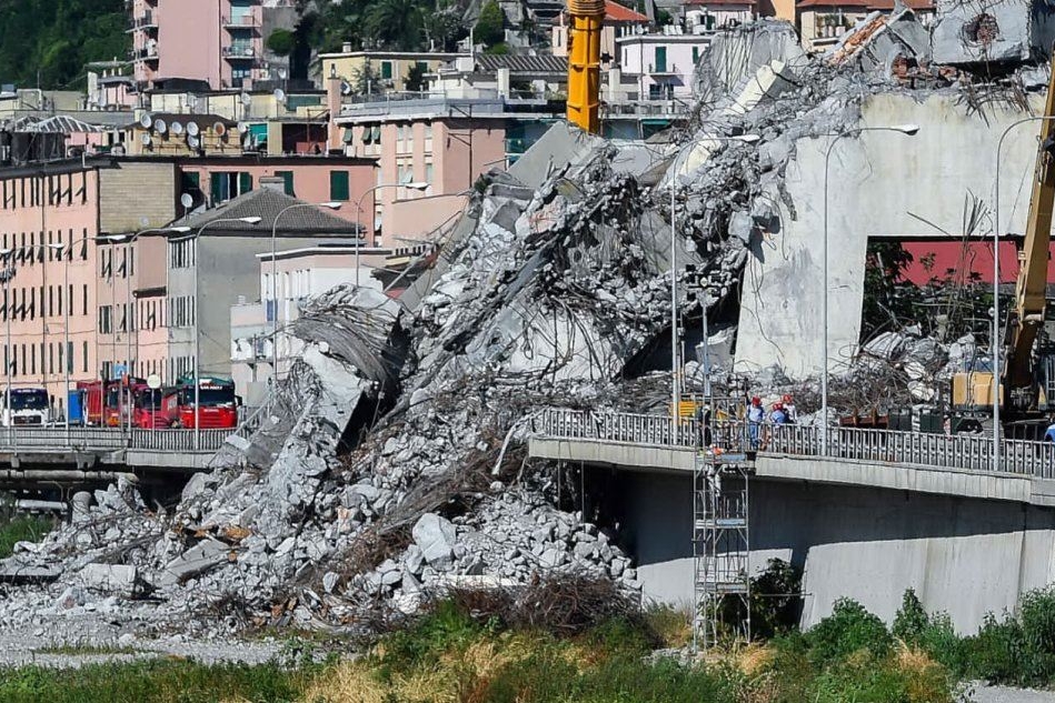 Un'immagine del crollo del ponte a Genova (foto Ansa)