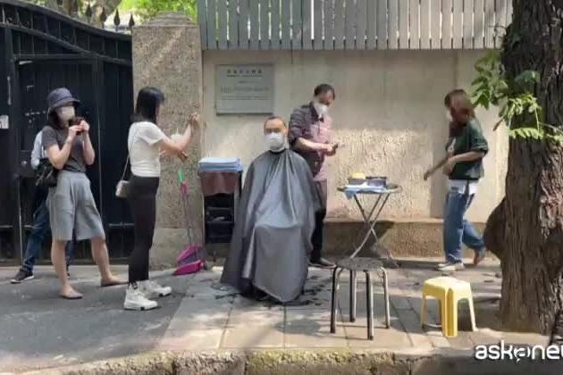 A Shanghai pausa dal lockdown, massaggi e tagli di capelli per strada