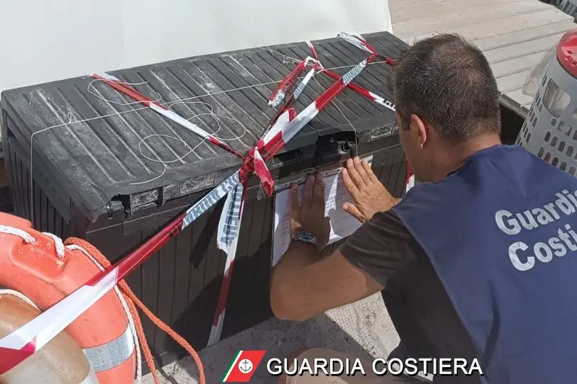 Alghero, spiaggia occupata abusivamente (foto Guardia Costiera)