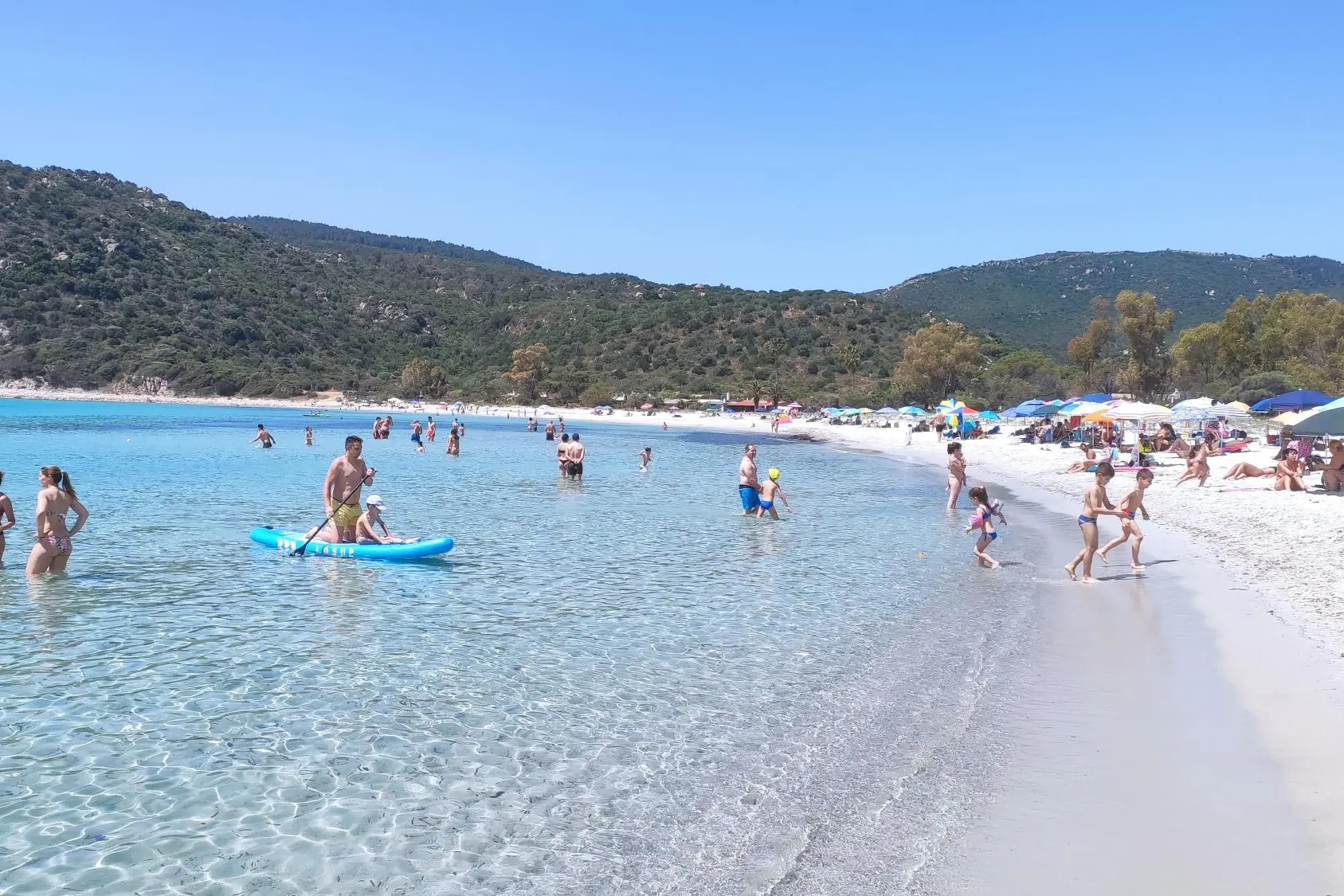 Cala Pira è una delle spiagge più belle e amate della Sardegna: 400 metri di sabbia bianca in un mare turchese, verde smeraldo
