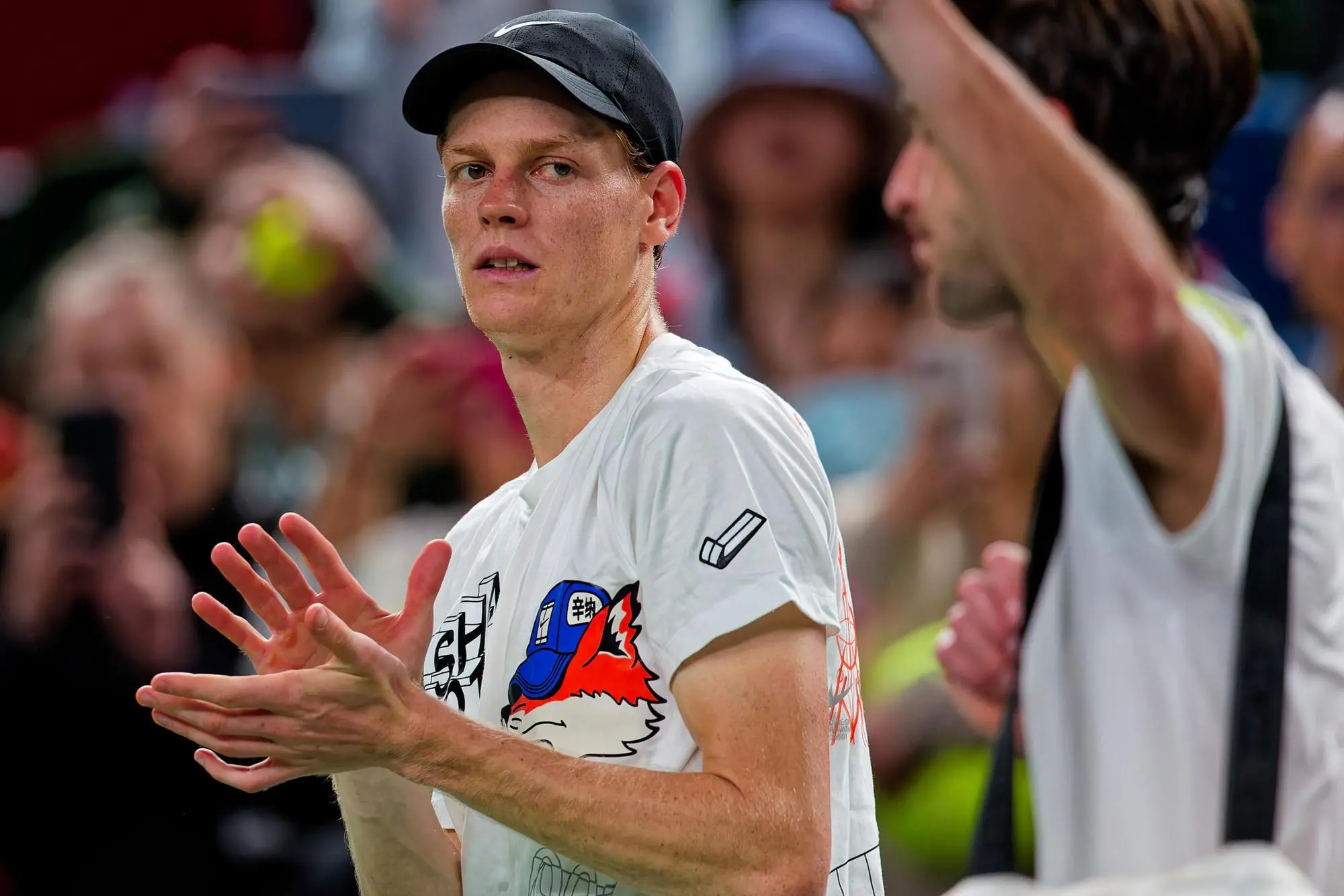 Jannik Sinner nella partita del Masters 1000 di Shanghai contro Tomás Etcheverry (foto Epa)