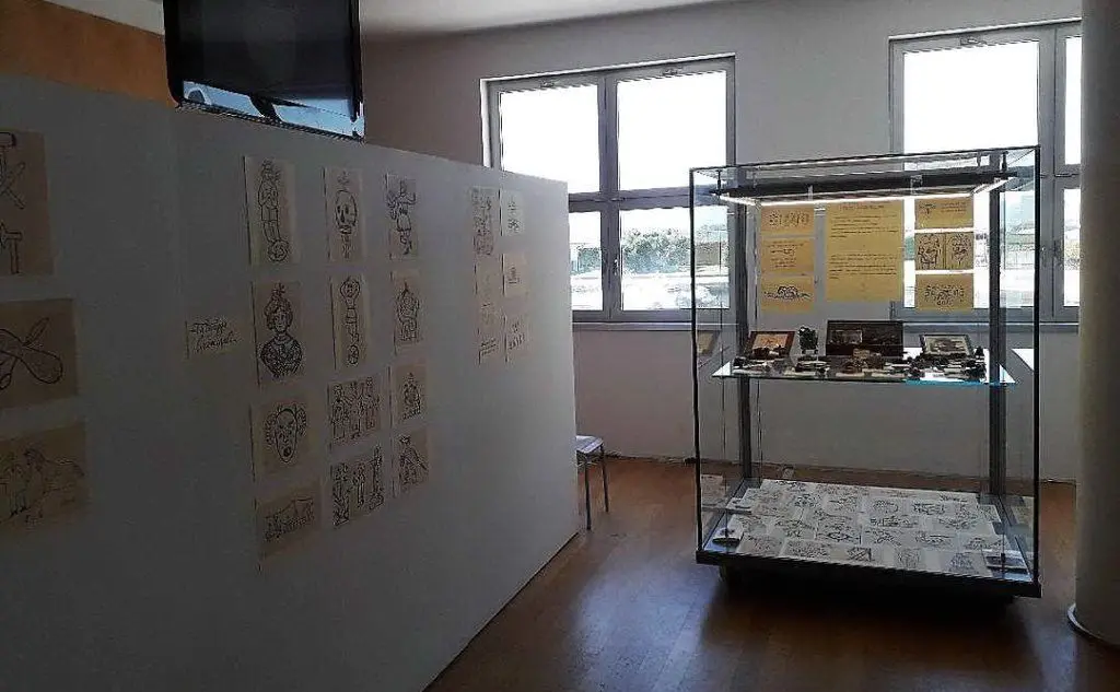 Una teca della mostra sulla storia del tatuaggio