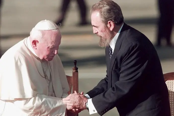Il presidente cubano stringe le mani di Giovanni Paolo II