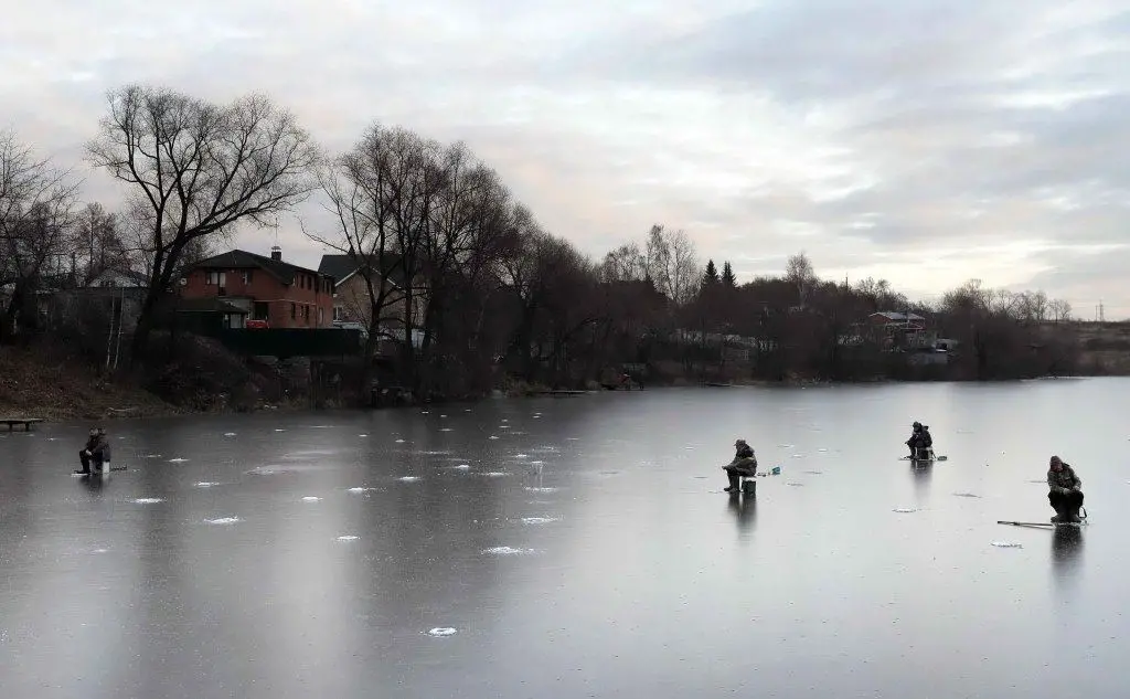 Pescatori sulla superficie ghiacciata di un lago, a -8 gradi a Mosca (foto Ansa)