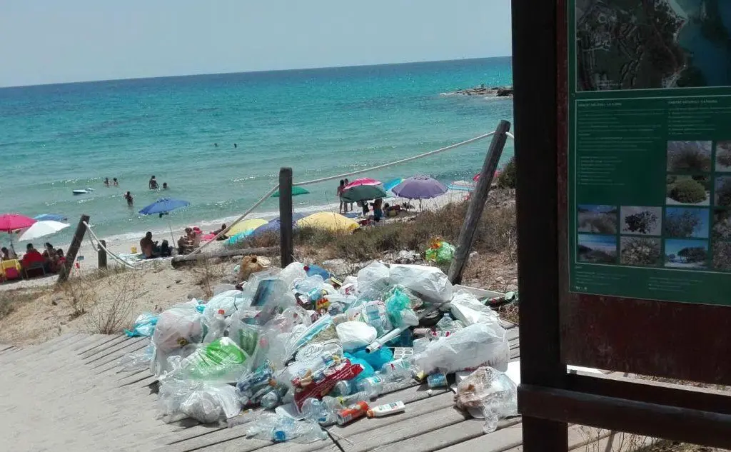 &quot;Degrado e sporcizia nella bellissima spiaggia di Santa Giusta, Costa Rei&quot; (foto di Franco Deidda - 10-07-2017)