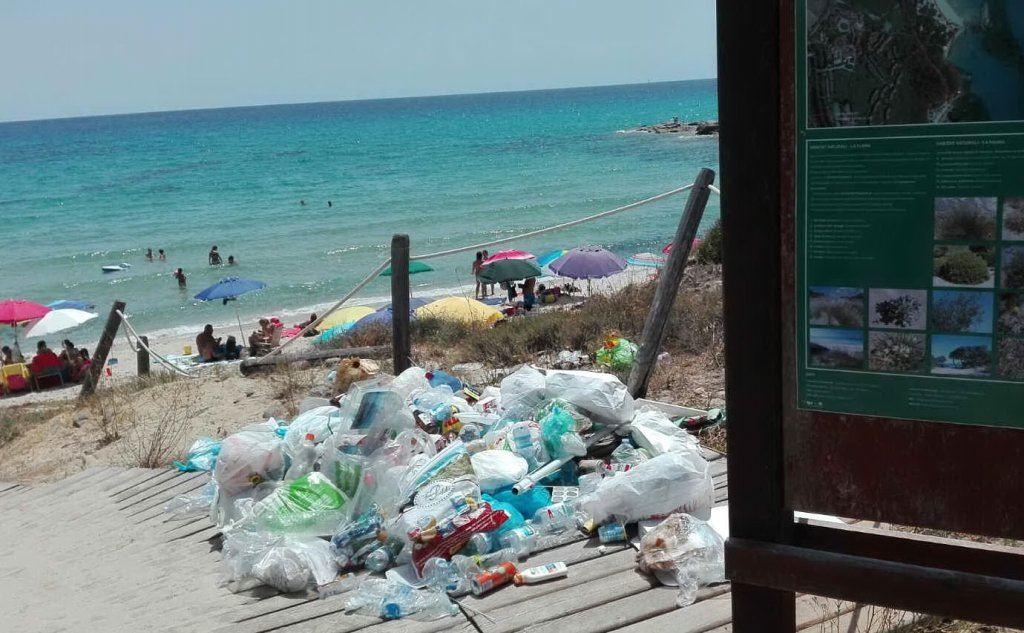 \"Degrado e sporcizia nella bellissima spiaggia di Santa Giusta, Costa Rei\" (foto di Franco Deidda - 10-07-2017)
